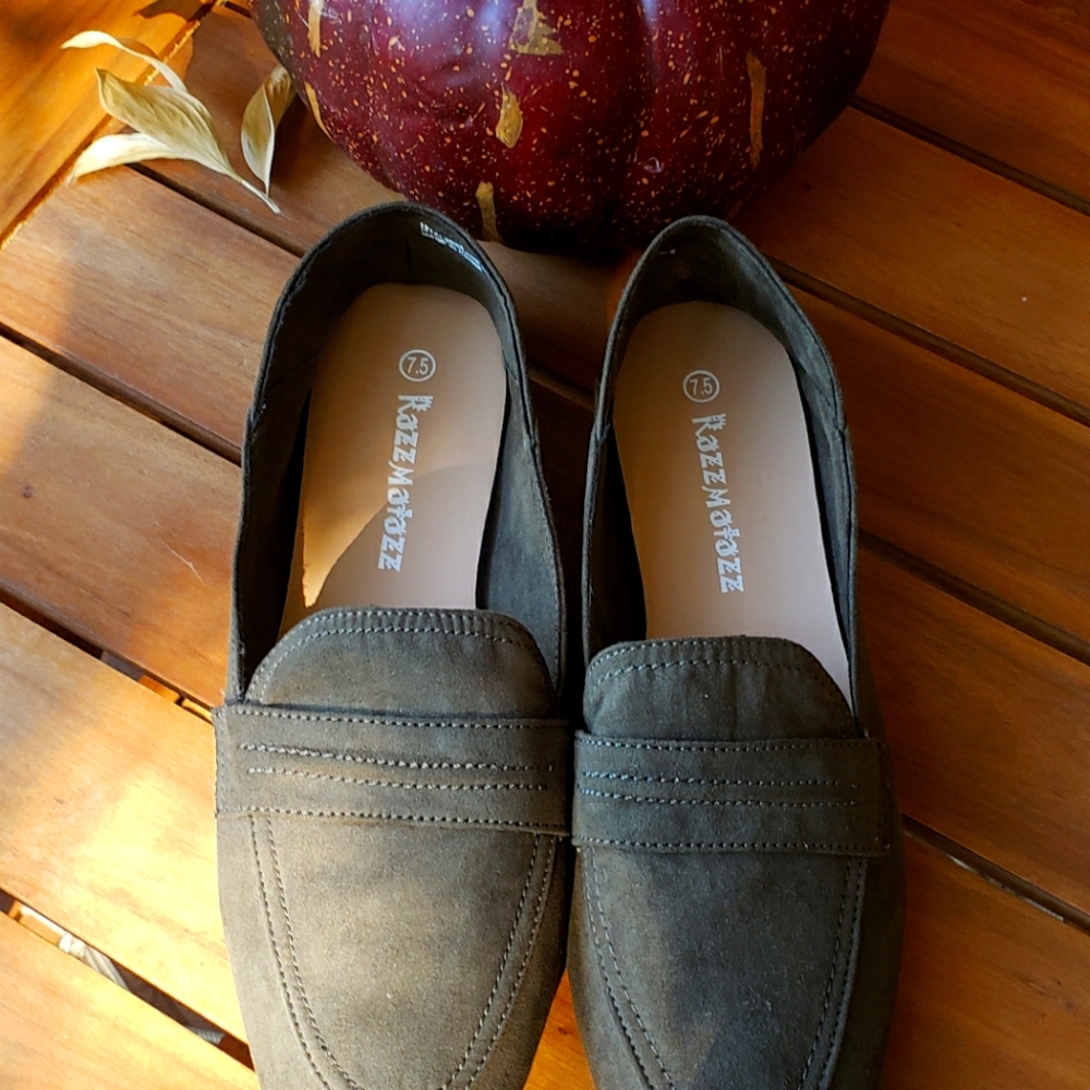 Women square toe flat shoe.